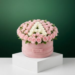 Love's Initial Roses in Pink Velvet Keepsake Box - Görsel 1